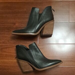 New Vince CamutoBlack Leather Ankle Boots Size 8.5